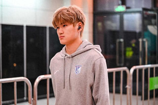 好博体育官方-大连英博失去王牌锋霸！已官宣离队，新赛季为上港踢球，球迷不舍|上海海港|刘祝润|前场|青训|海港_新浪体育_新浪新闻