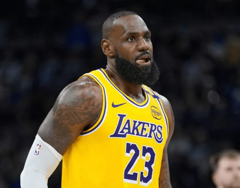 詹姆斯生涯各队助攻榜排名：热火第六、湖人第五、骑士第一